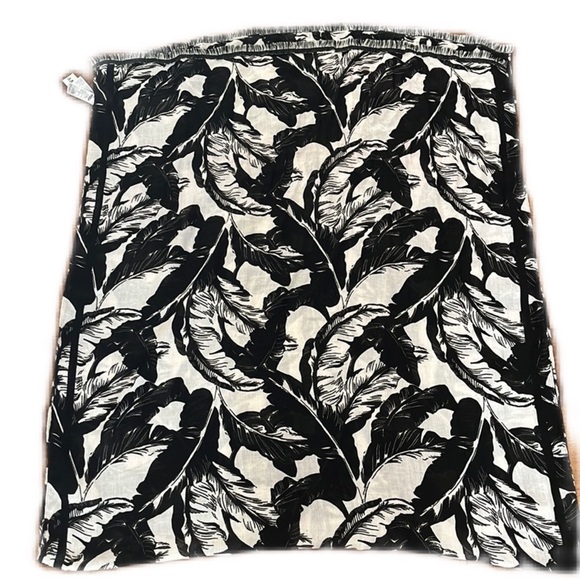NWT Old Navy Scarf Black and White Leaf Design - Picture 1 of 5